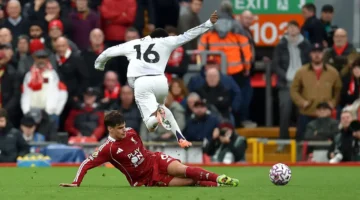 مانشستر يونايتد يعزز موقعه بتجاوز حامل لقب الدوري بنتيجة حاسمة